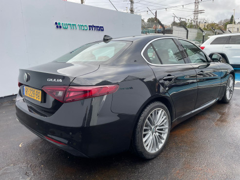 אלפא רומיאו GIULIA 2017 במחיר 126,856 ש״ח - תמונה 10 אלפא רומיאו GIULIA 2017 במחיר 126,856 ש״ח - תמונה 10
