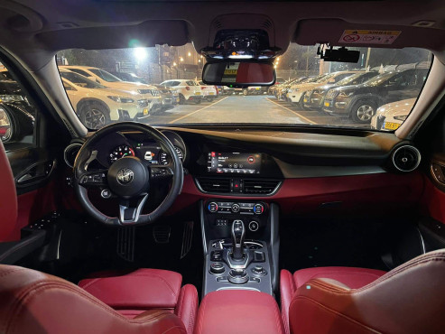 אלפא רומיאו GIULIA 2021 במחיר 244,000 ש״ח - תמונה 2 אלפא רומיאו GIULIA 2021 במחיר 244,000 ש״ח - תמונה 2