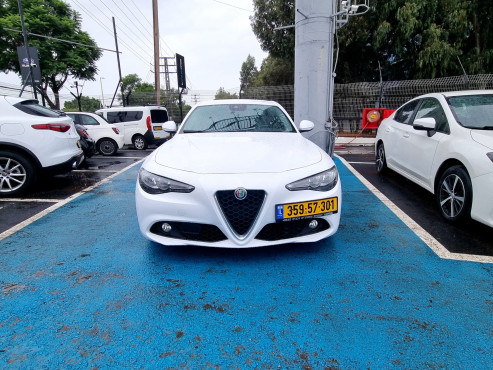 אלפא רומיאו GIULIA 2018 במחיר 95,900 ש״ח - תמונה 10 אלפא רומיאו GIULIA 2018 במחיר 95,900 ש״ח - תמונה 10